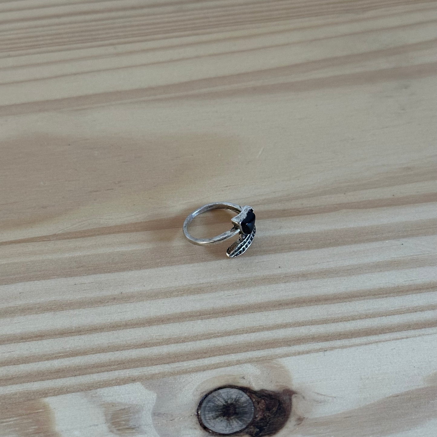 1980's Feathered Arrow Ring with Black Gem - Size 5.5