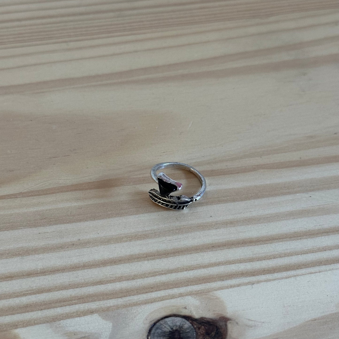 1980's Feathered Arrow Ring with Black Gem - Size 5.5